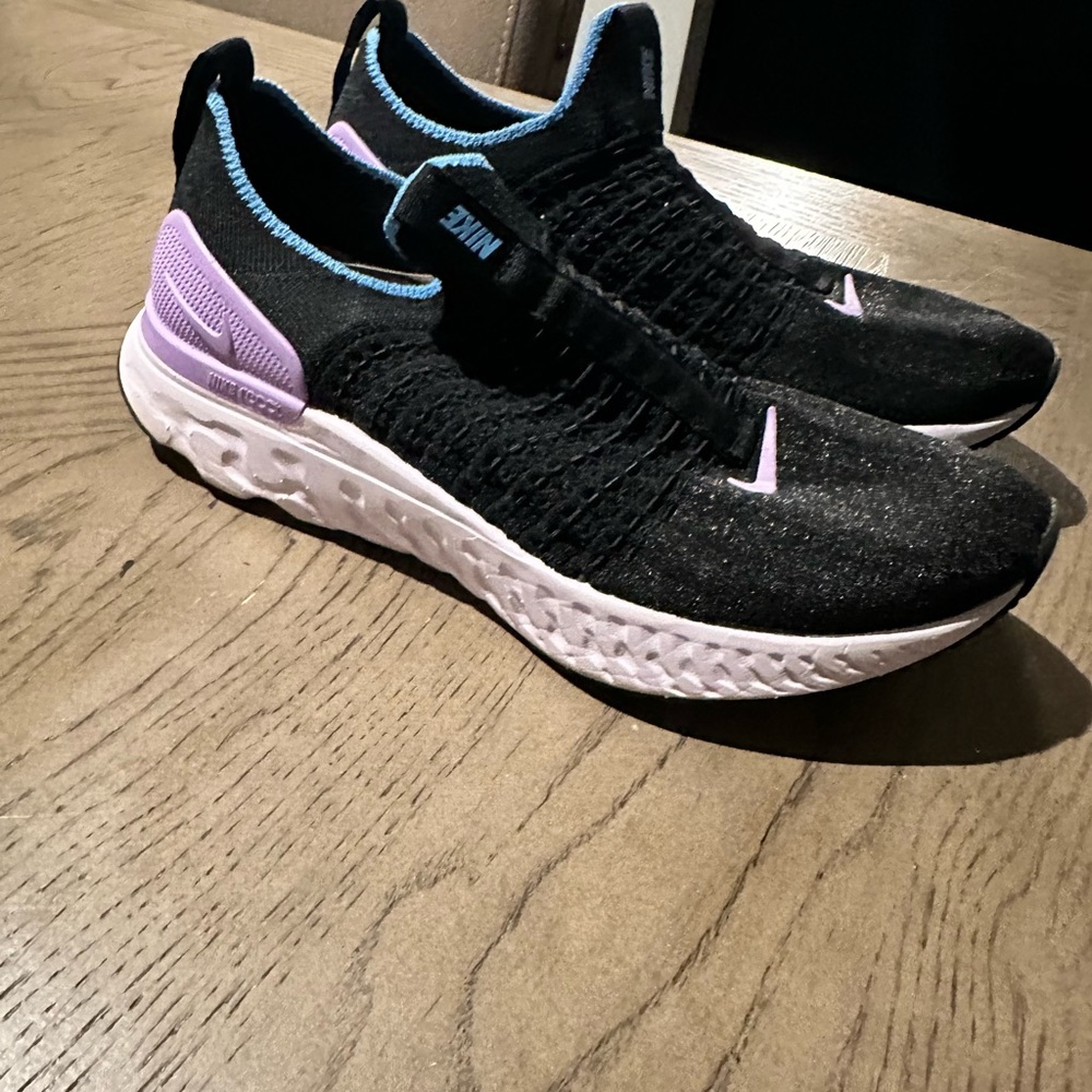 Nike - Picture 4 of 5